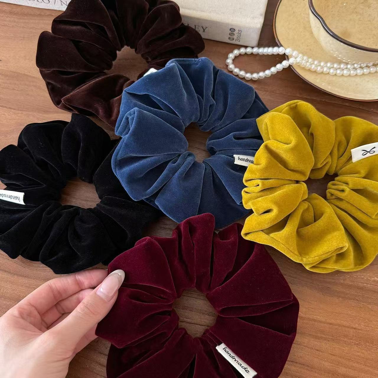 Minimalistyczna gumka do włosó – Travel Accessories Aesthetic recenzja i cena